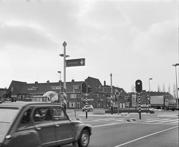857444 Afbeelding van een wegwijzer op de kruising van de Vleutenseweg en de Spinozaweg te Utrecht.